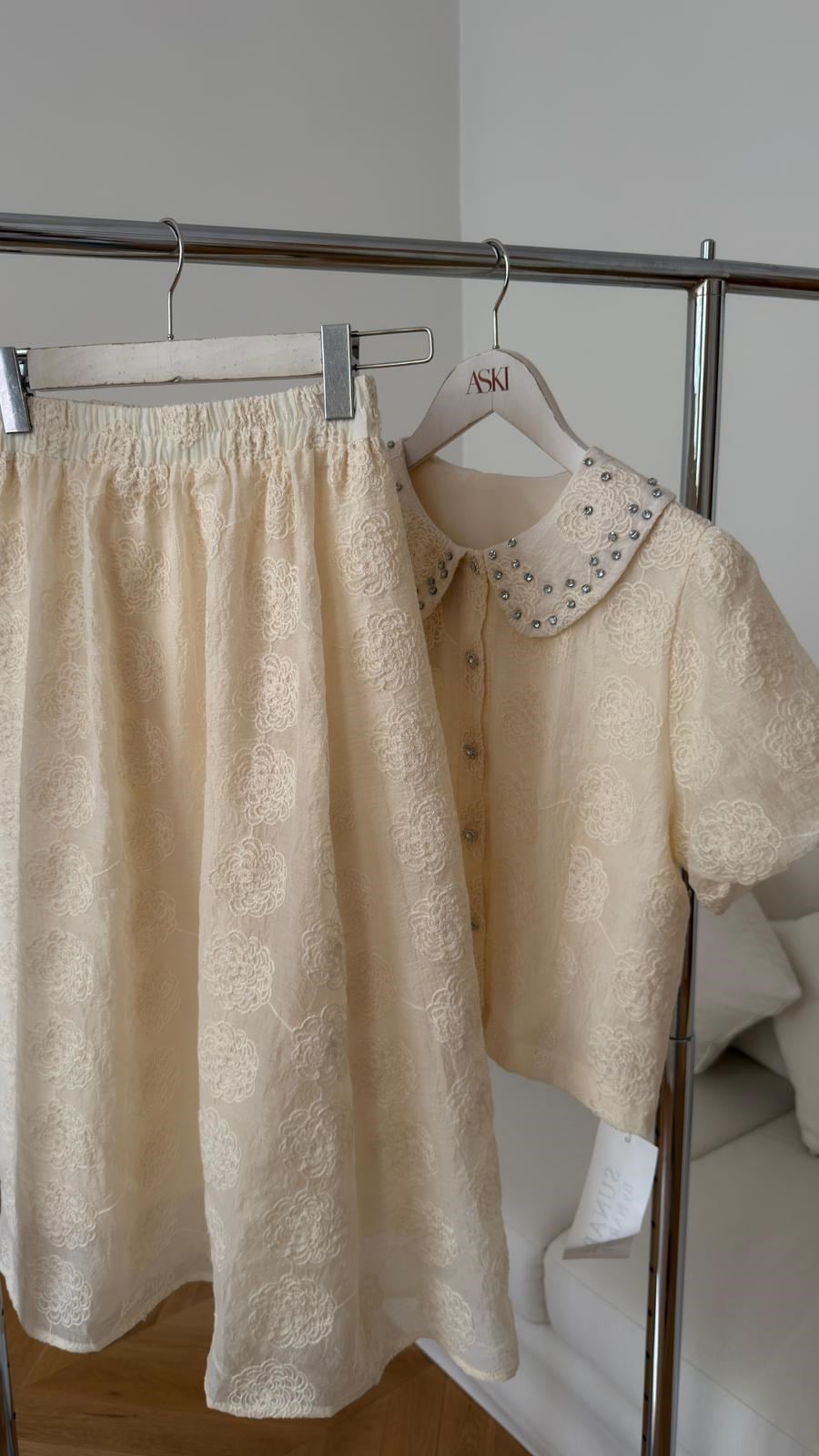 Krem Bebe Yaka Nakış Ve Taş Detaylı Crop Ceket Etek Takım