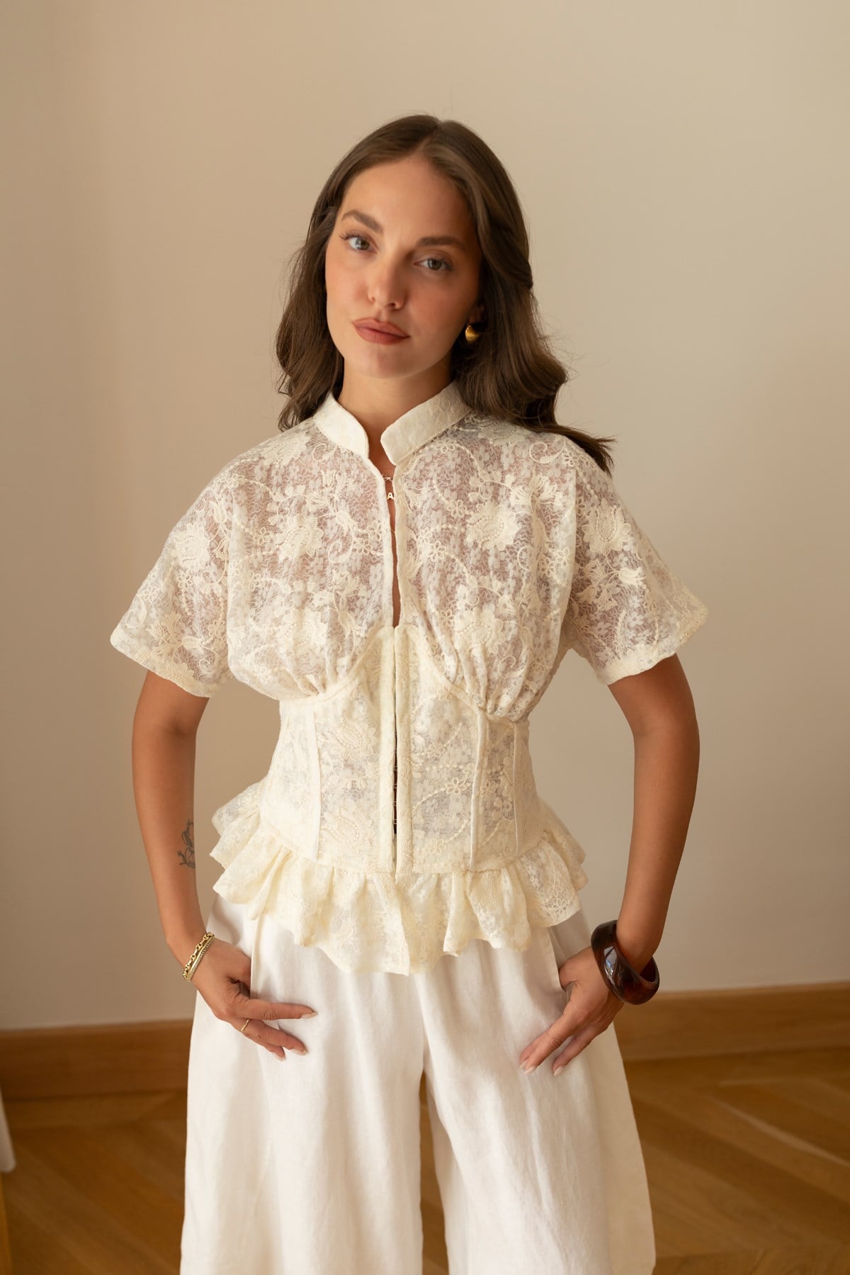 Krem Dik Yaka Kose Detaylı Vintage Bluz