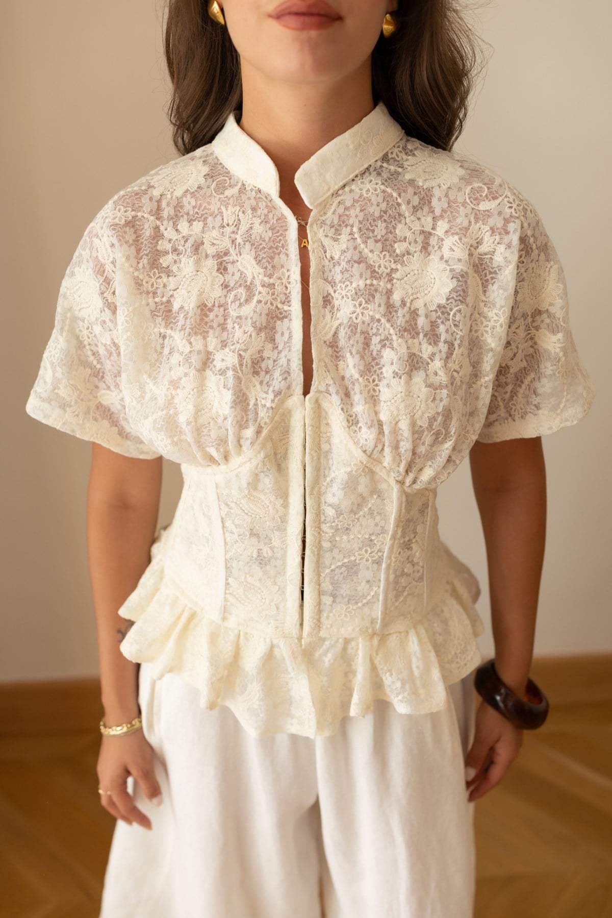 Krem Dik Yaka Kose Detaylı Vintage Bluz