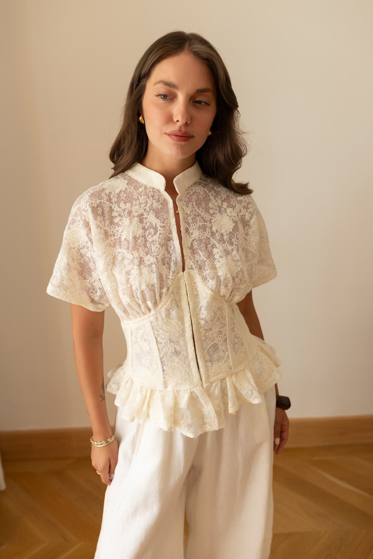 Krem Dik Yaka Kose Detaylı Vintage Bluz
