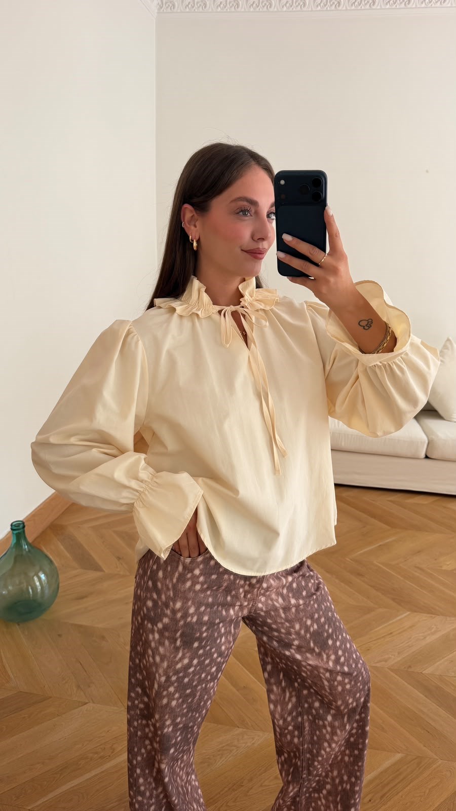 Krem Kolları Lastikli Fırfır Yaka Bluz