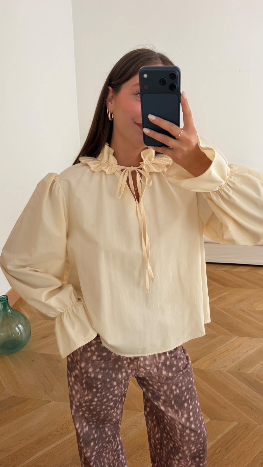 Krem Kolları Lastikli Fırfır Yaka Bluz