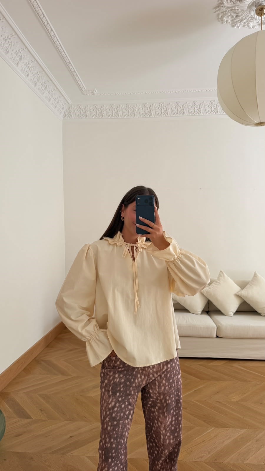 Krem Kolları Lastikli Fırfır Yaka Bluz