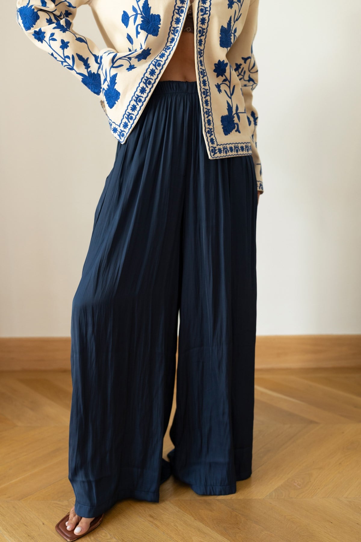 Lacivert Beli Lastikli Bol Paça Saten Kumaş Pantolon
