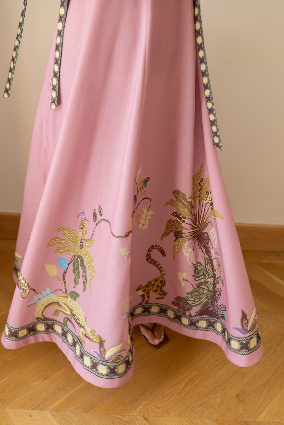Pembe Omuzdan Bağlama Detaylı Yanlardan Cepli Desenli Elbise