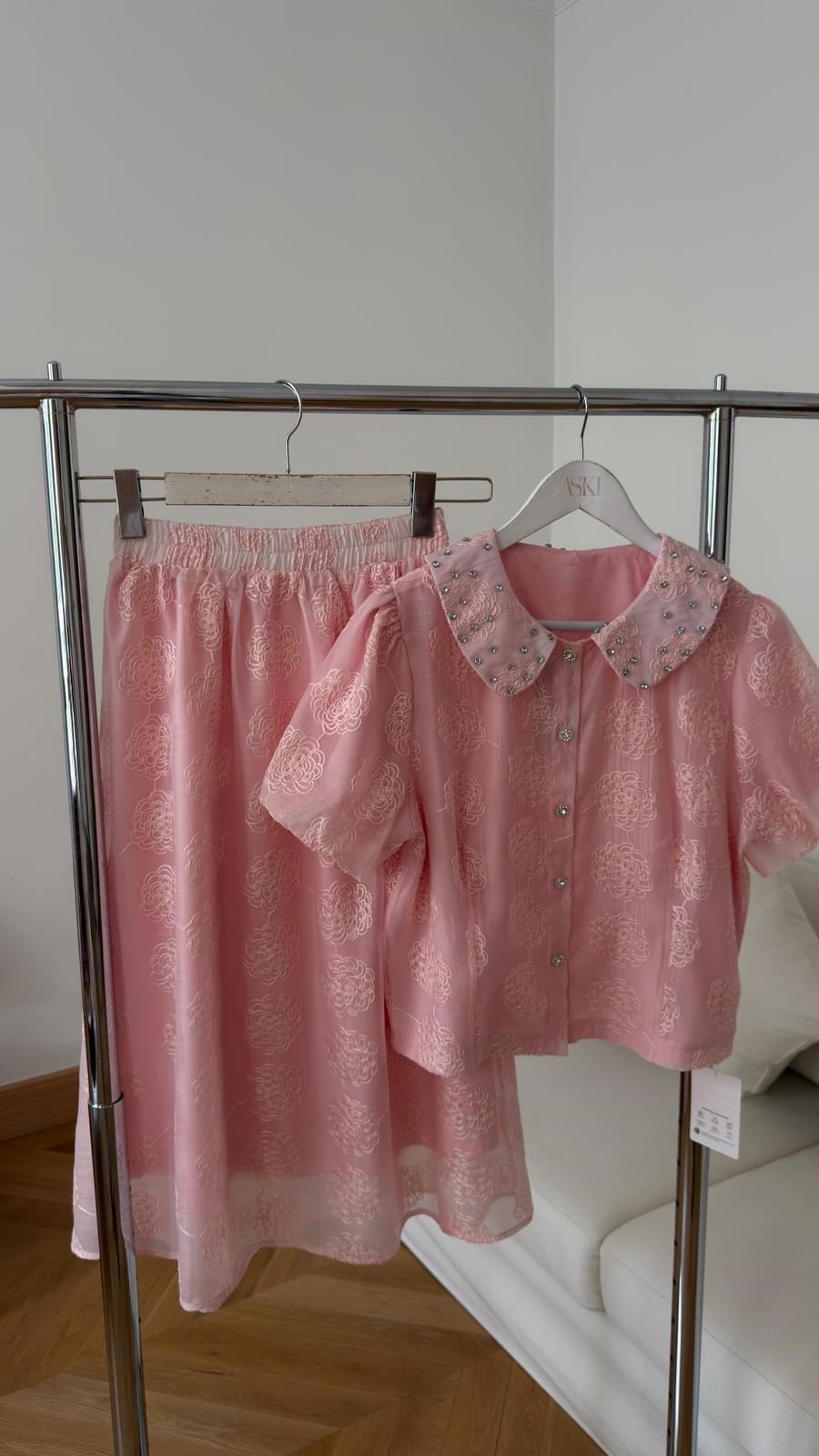 Pudra Bebe Yaka Nakış Ve Taş Detaylı Crop Ceket Etek Takım