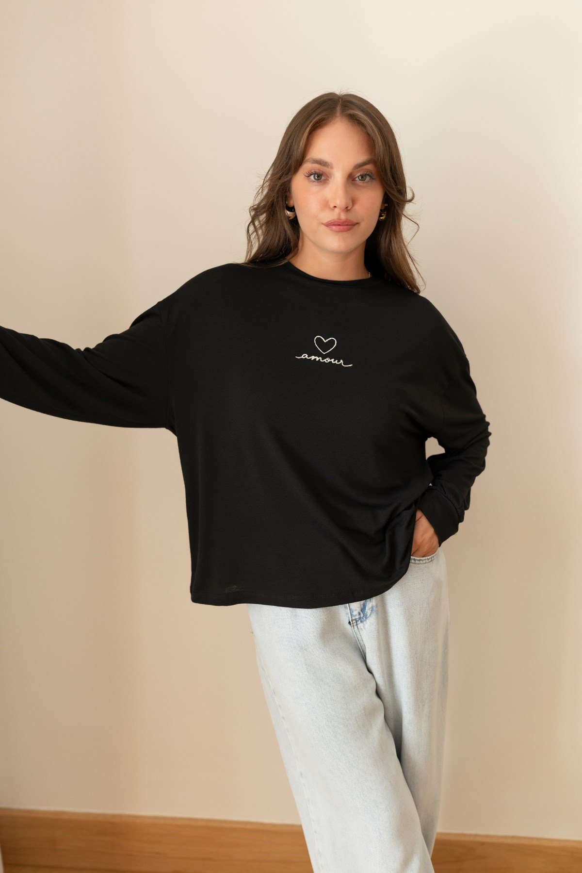 Siyah Amor Yazı Nakışlı Uzun Kol T-Shirt