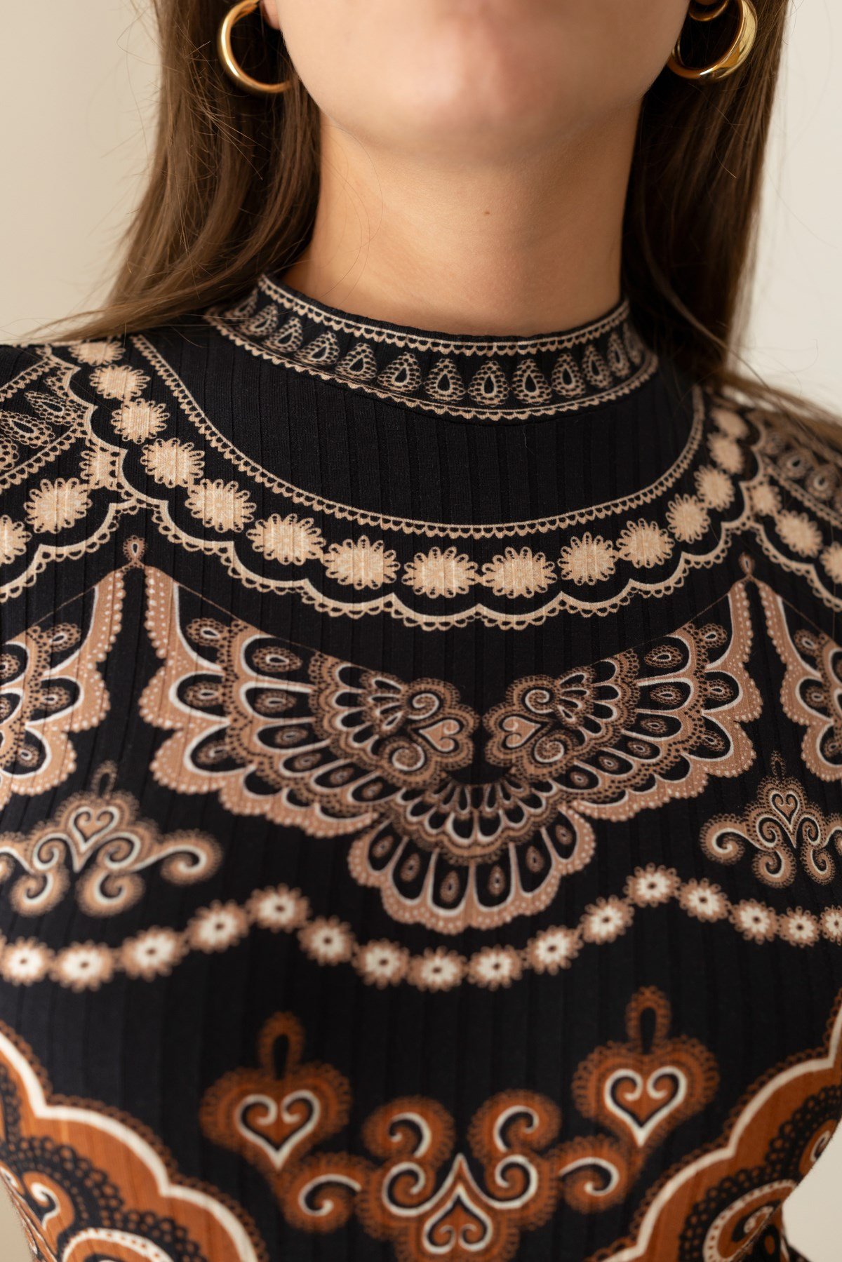 Siyah Dik Yaka Desenli Bodysuit Bluz