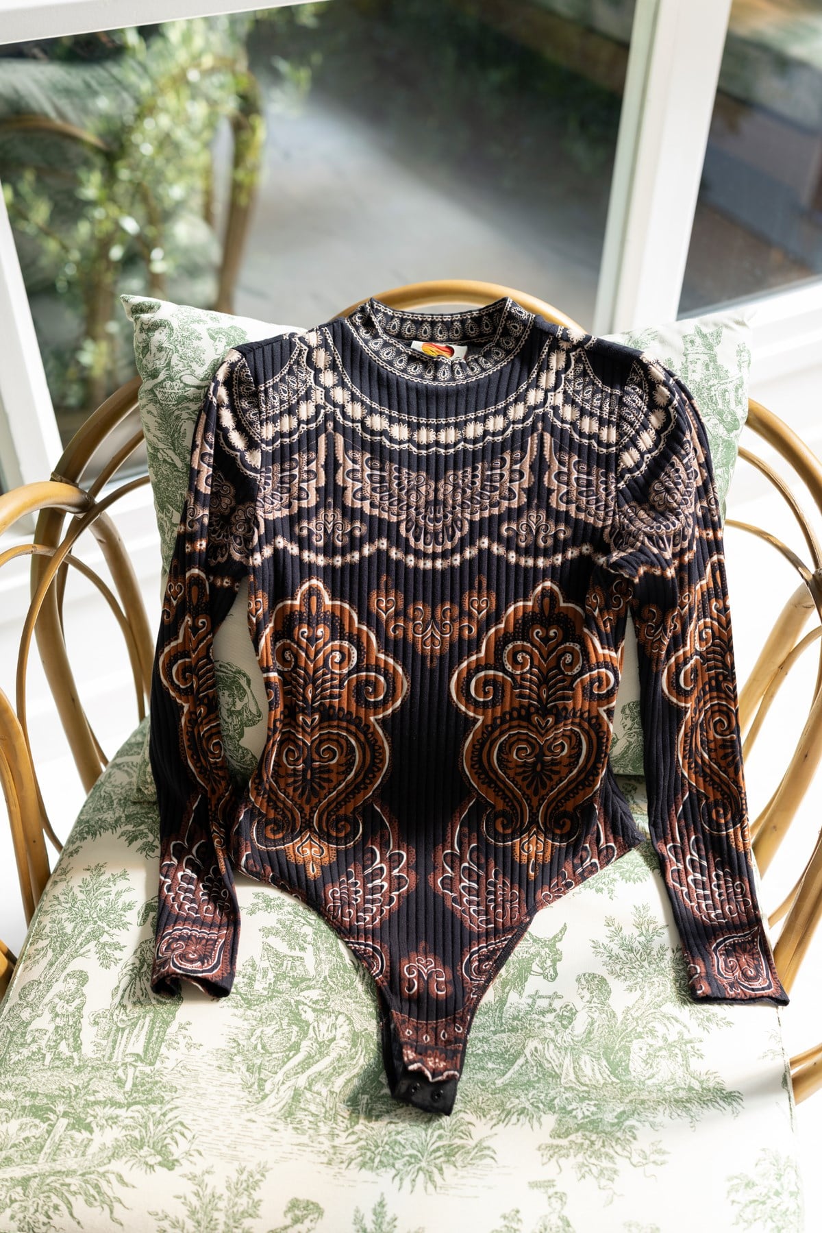 Siyah Dik Yaka Desenli Bodysuit Bluz