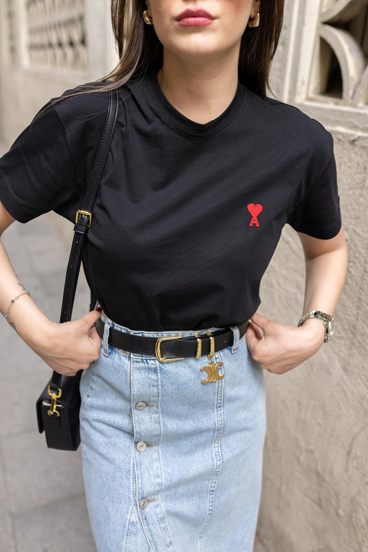 Siyah Kalp Nakış Detaylı Basic Tshirt