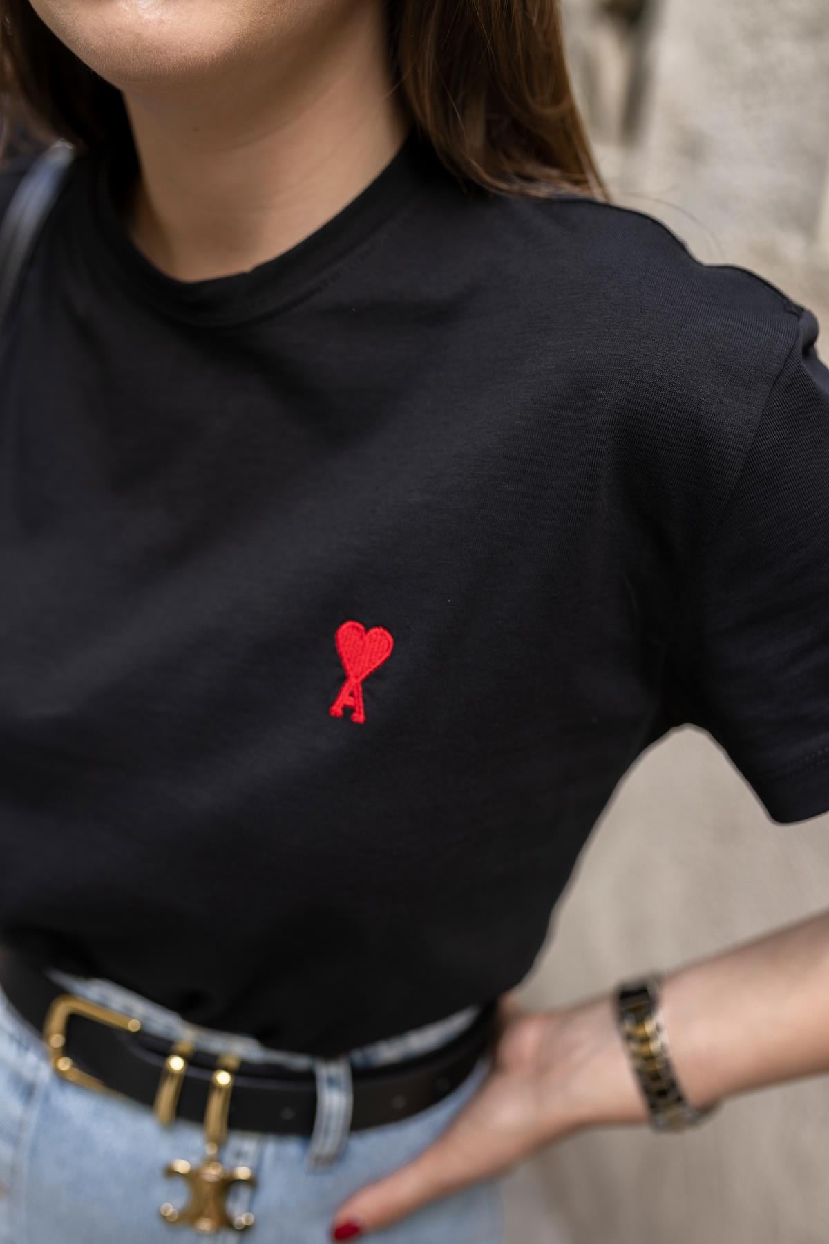 Siyah Kalp Nakış Detaylı Basic Tshirt