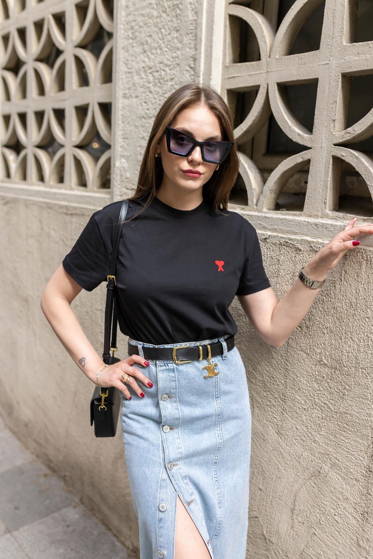 Siyah Kalp Nakış Detaylı Basic Tshirt