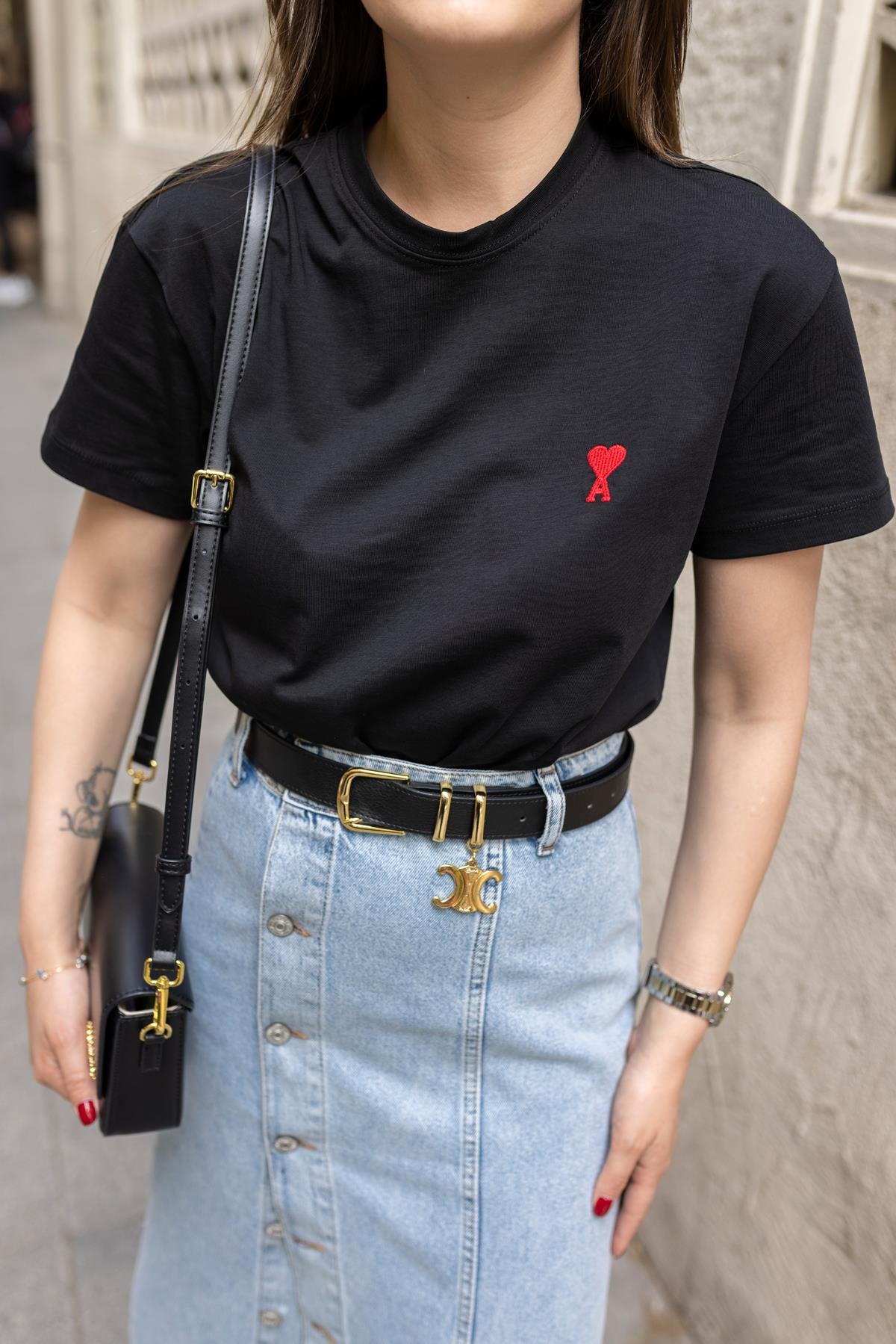Siyah Kalp Nakış Detaylı Basic Tshirt