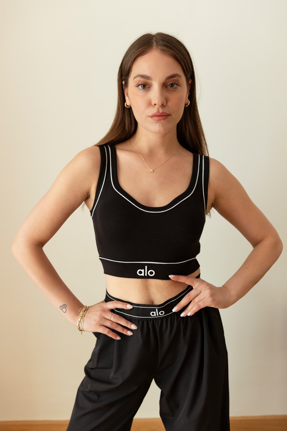 Siyah Kalp Yaka Yazı Nakış Detaylı Crop Bluz