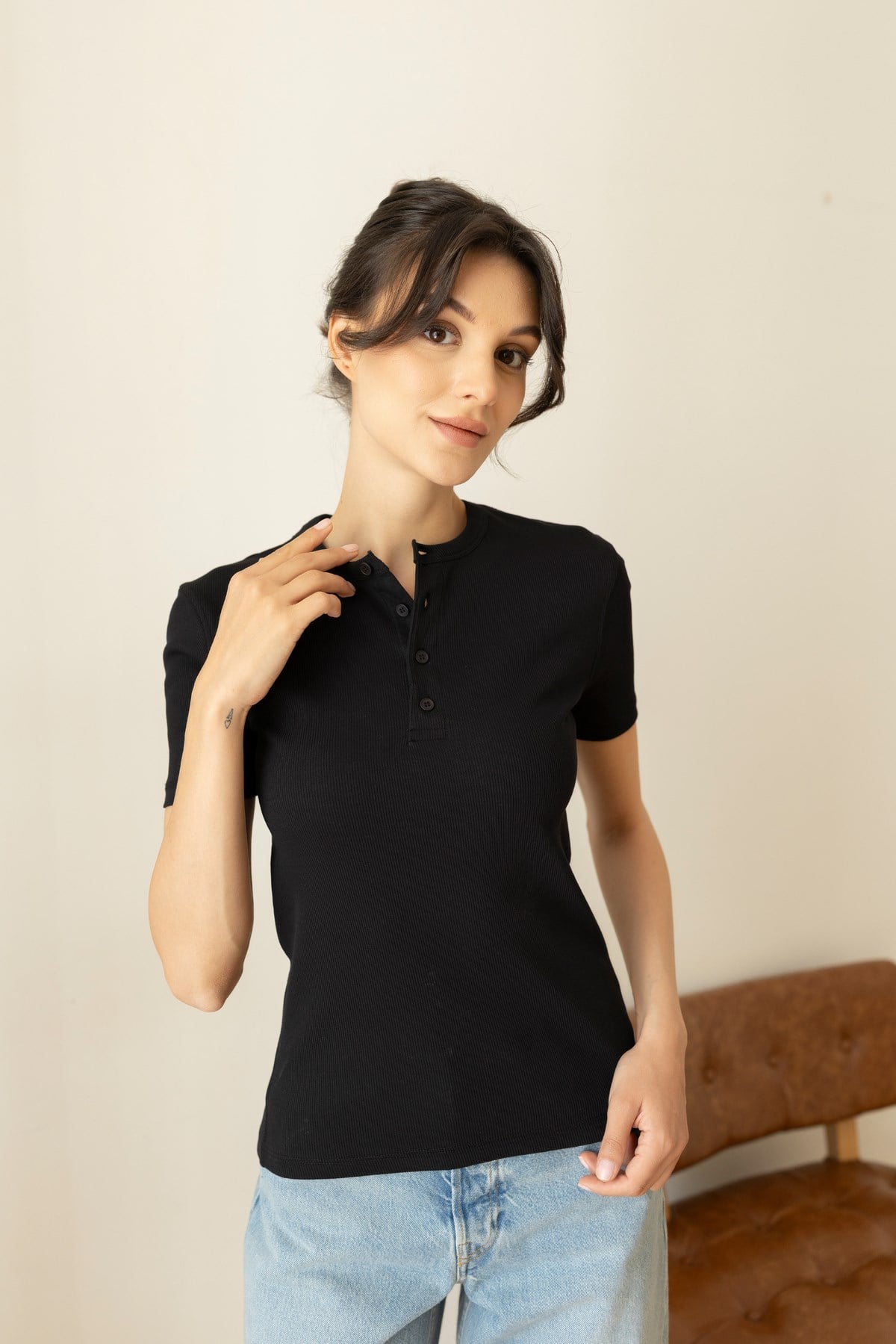Siyah Yarım Düğme Detaylı Fitilli Likralı T-Shirt