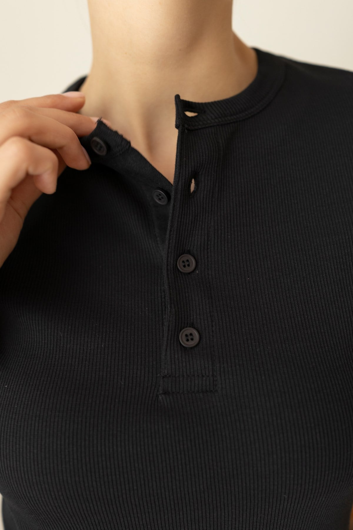 Siyah Yarım Düğme Detaylı Fitilli Likralı T-Shirt