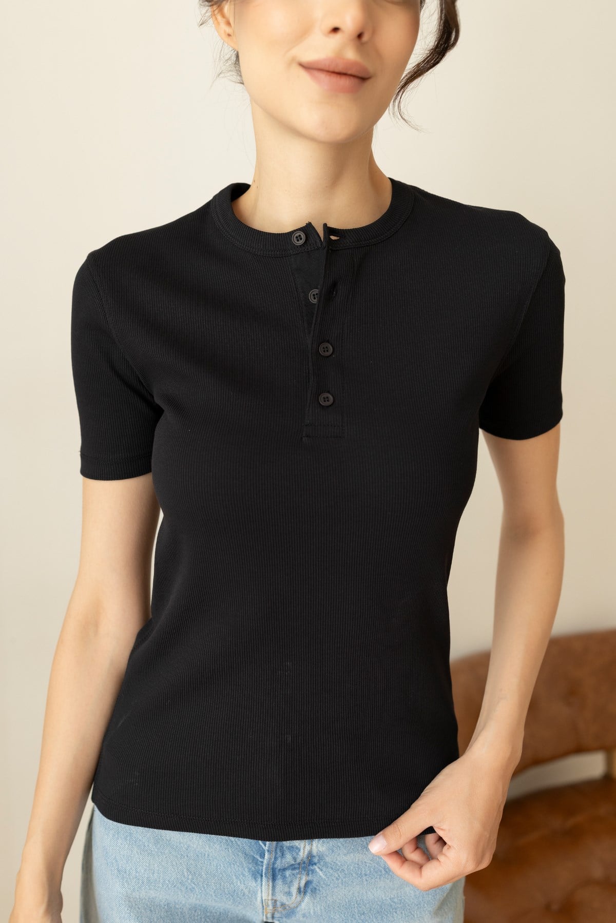 Siyah Yarım Düğme Detaylı Fitilli Likralı T-Shirt