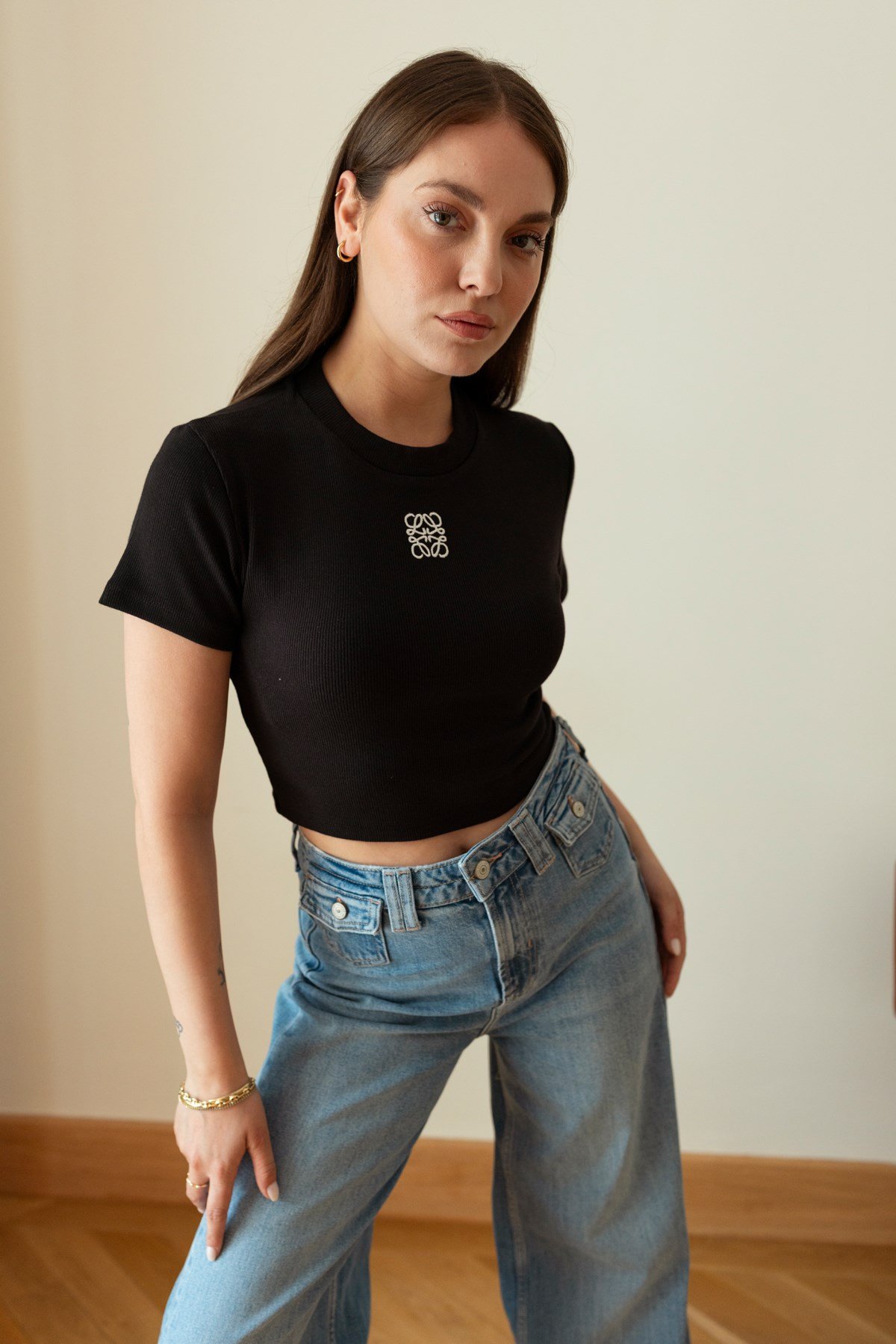 Siyah Yumuaşak Dokulu Fitlli Logo Detaylı Crop Bluz