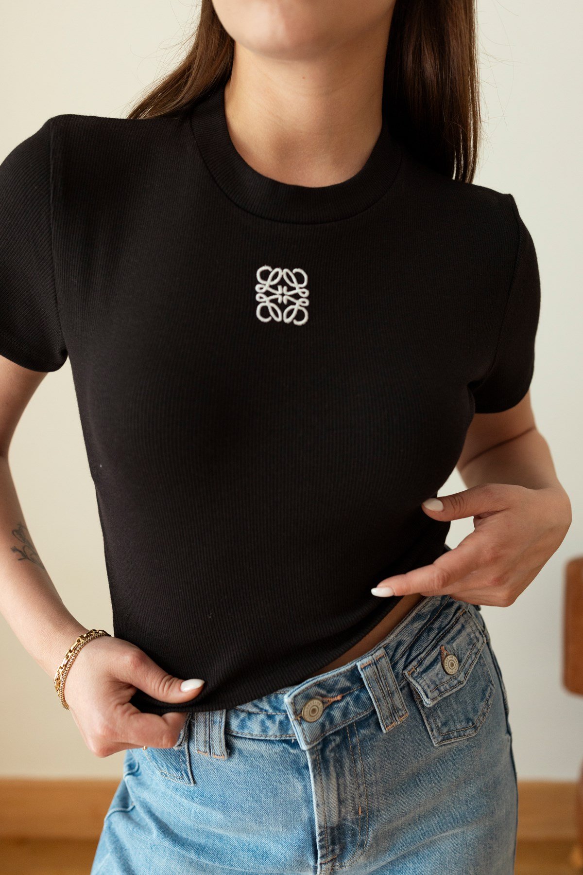 Siyah Yumuaşak Dokulu Fitlli Logo Detaylı Crop Bluz