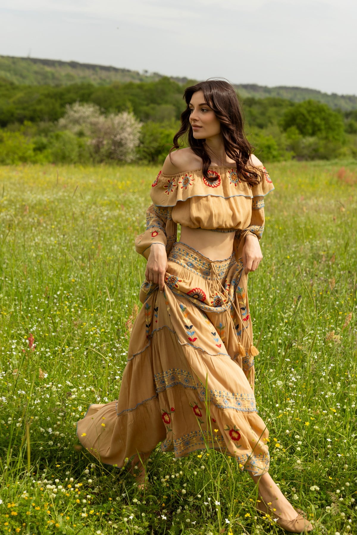 Taba Madonna Yaka Nakışlı Crop Bluz Ve Etek Takım