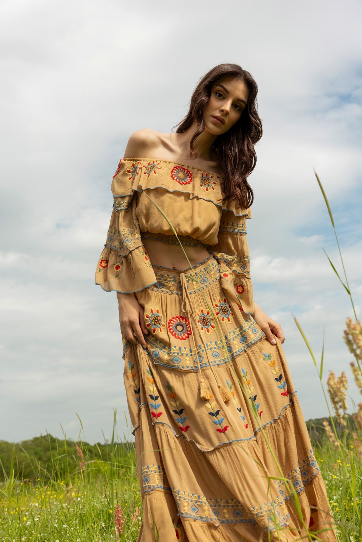 Taba Madonna Yaka Nakışlı Crop Bluz Ve Etek Takım