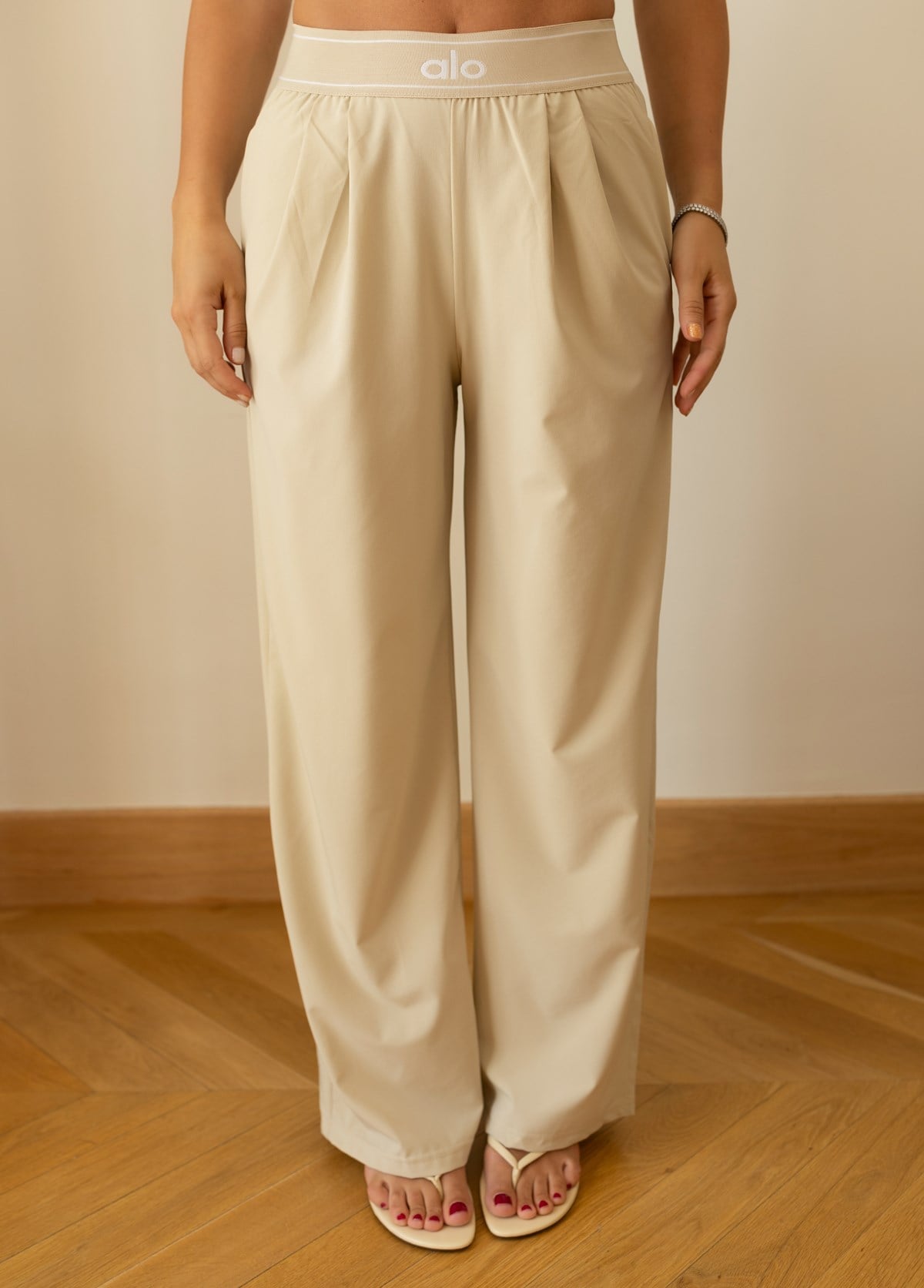 Taş Beli Yazı Lastik Detaylı Bol Paça Pantolon
