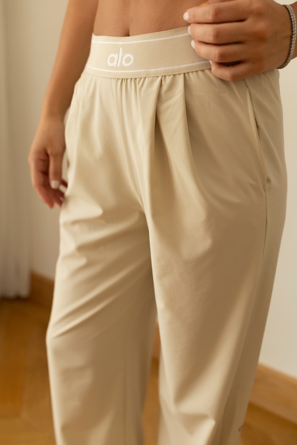 Taş Beli Yazı Lastik Detaylı Bol Paça Pantolon