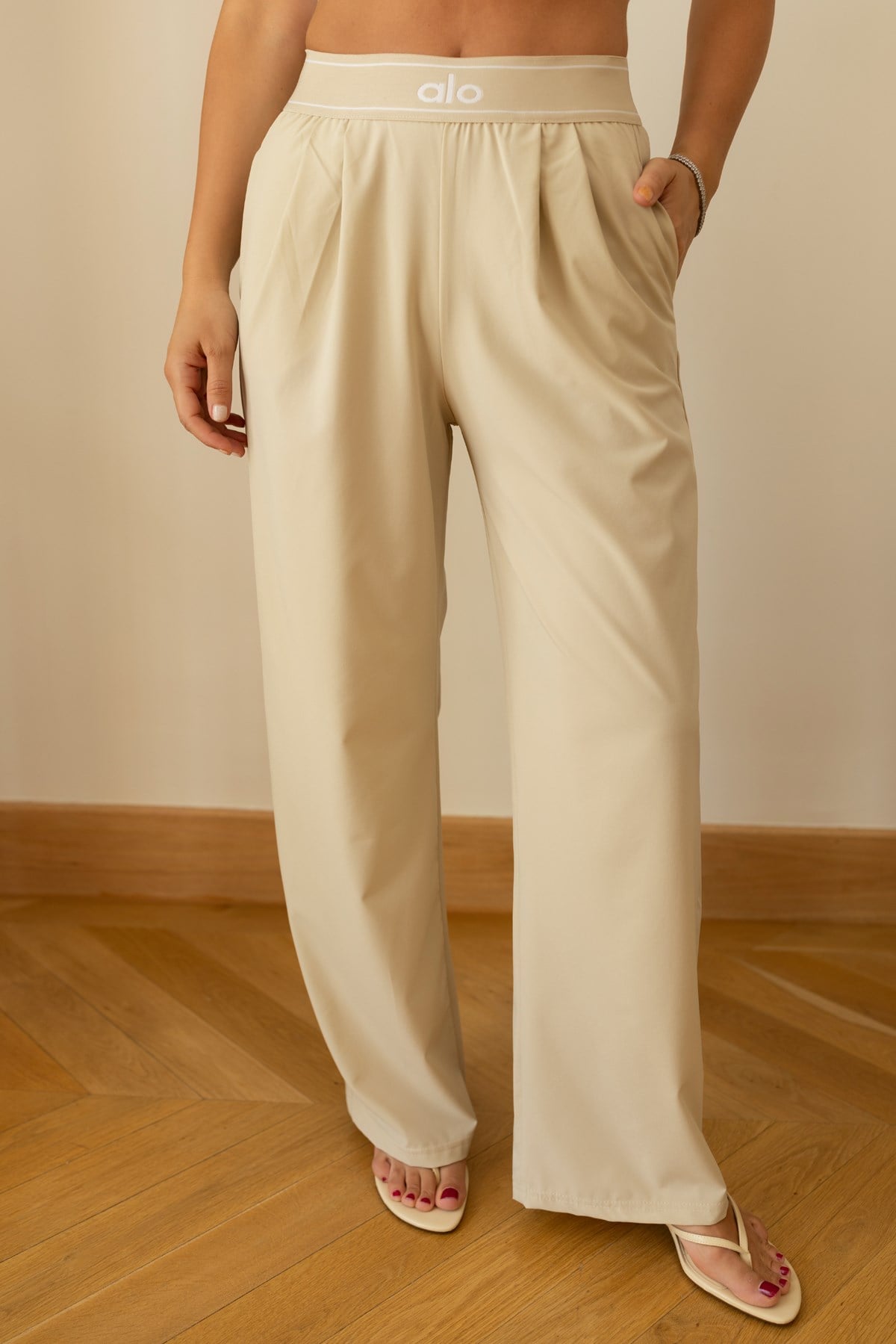 Taş Beli Yazı Lastik Detaylı Bol Paça Pantolon