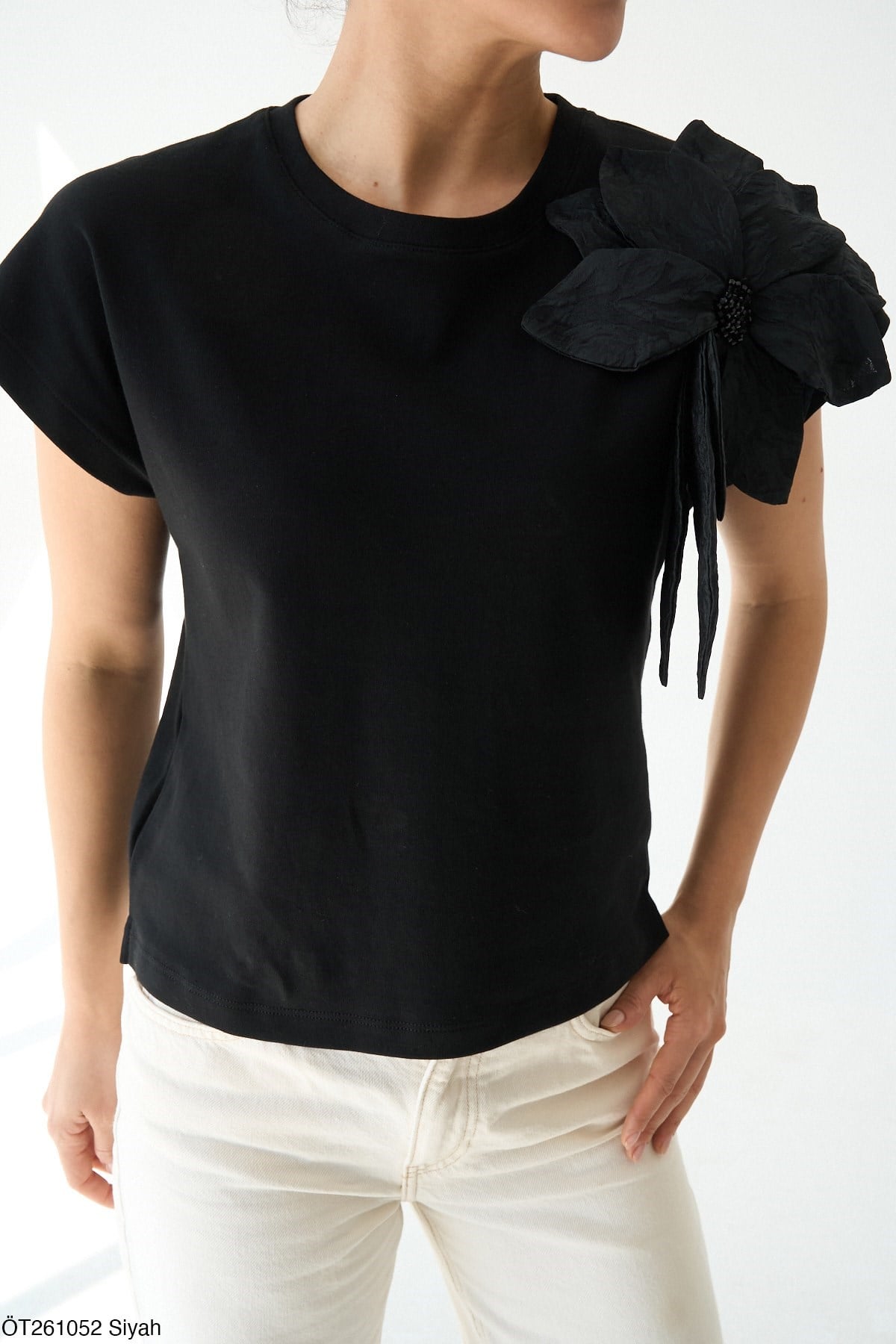 Omzu Çiçek Tasarımlı T shirt Siyah