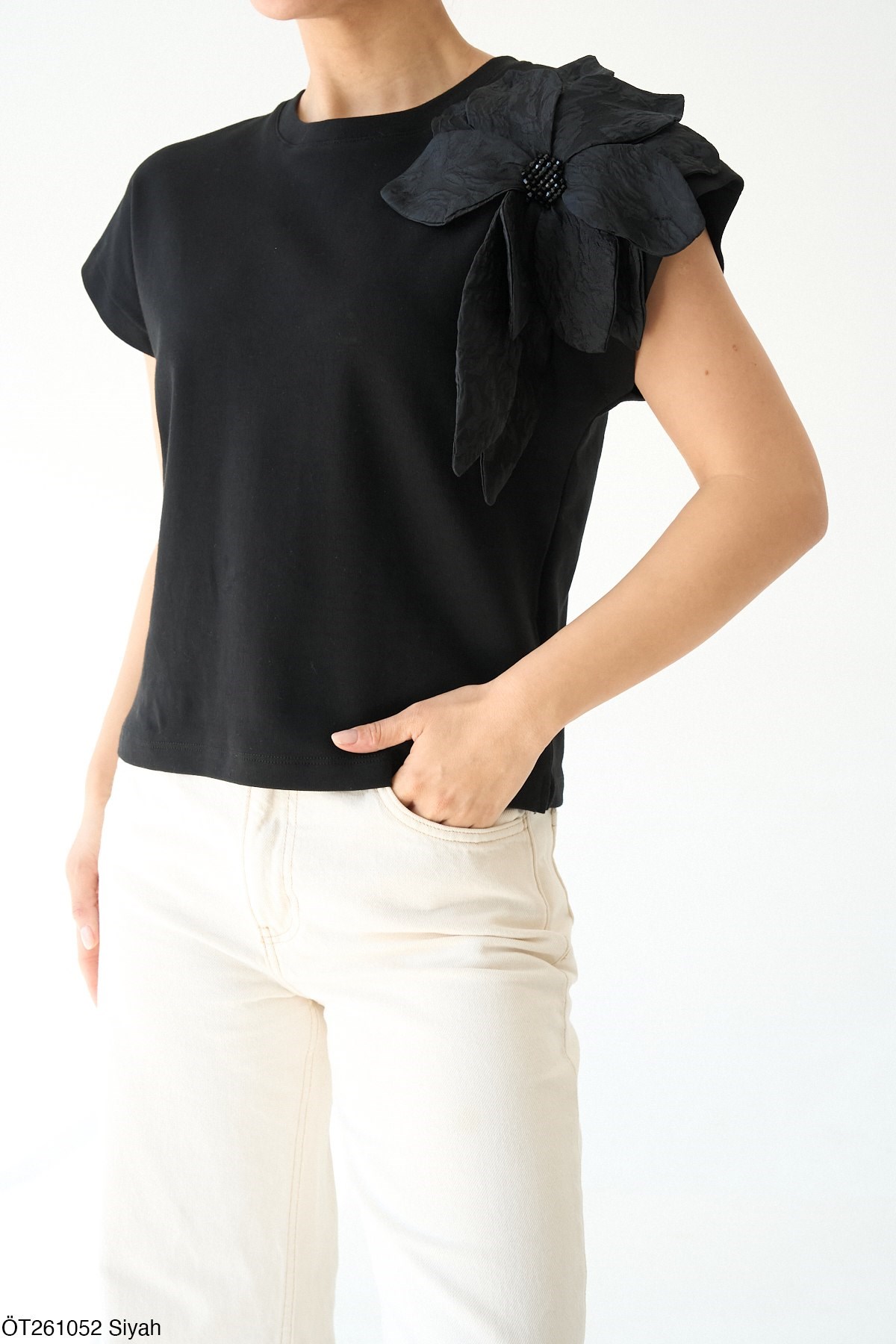 Omzu Çiçek Tasarımlı T shirt Siyah