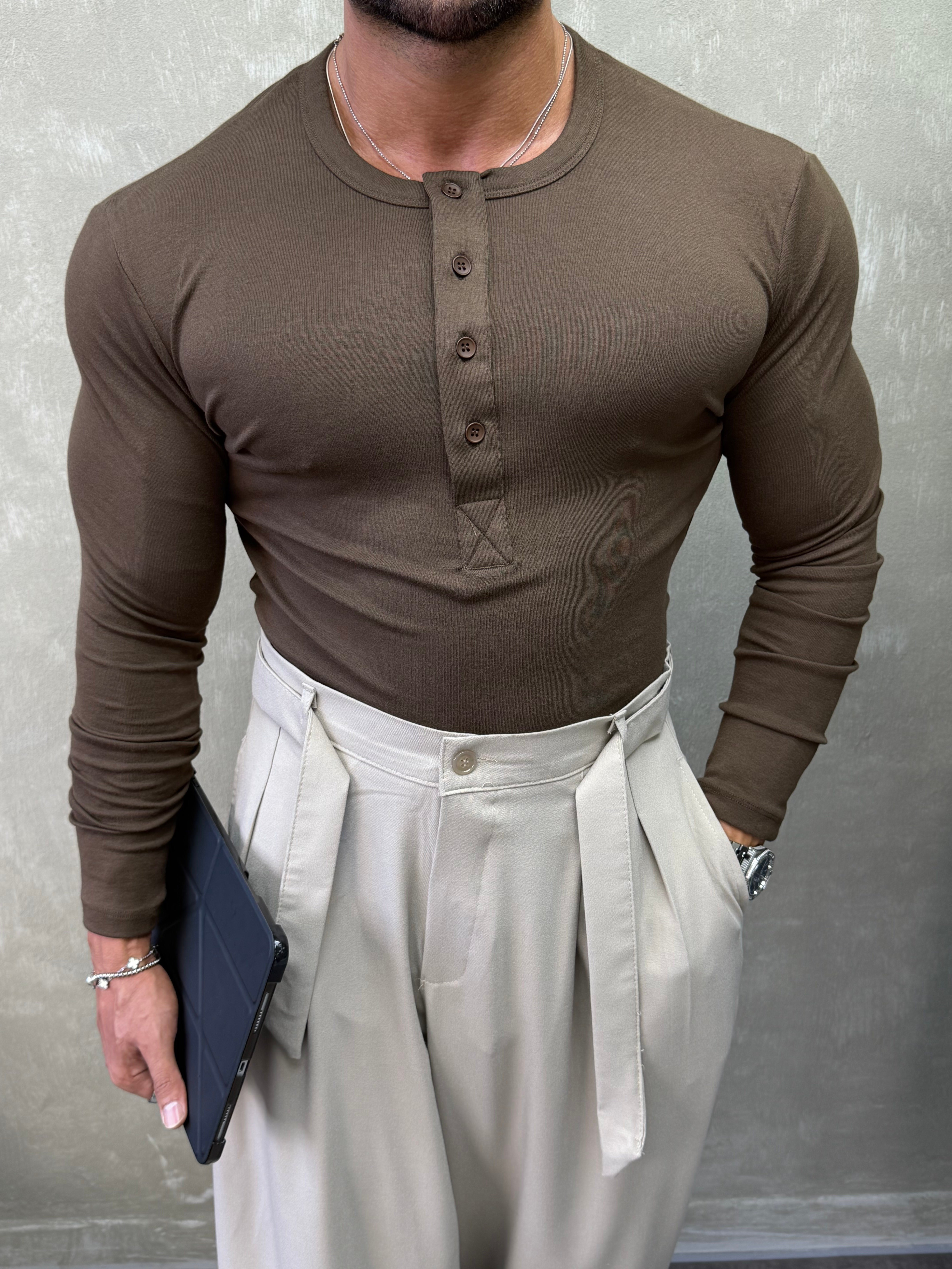 HENLEY YAKA UZUN KOLLU T-SHİRT KAHVERENGİ 