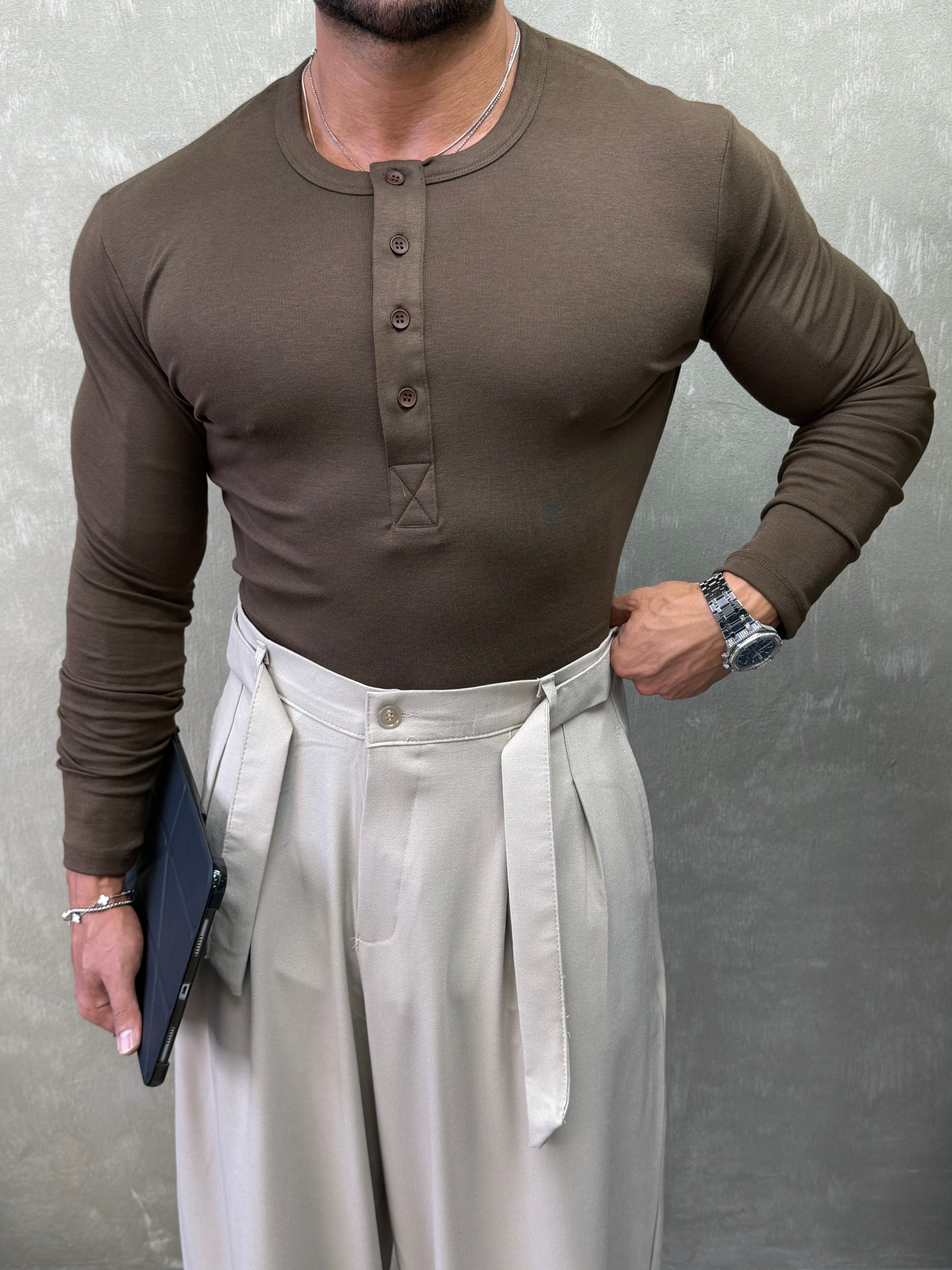 HENLEY YAKA UZUN KOLLU T-SHİRT KAHVERENGİ 