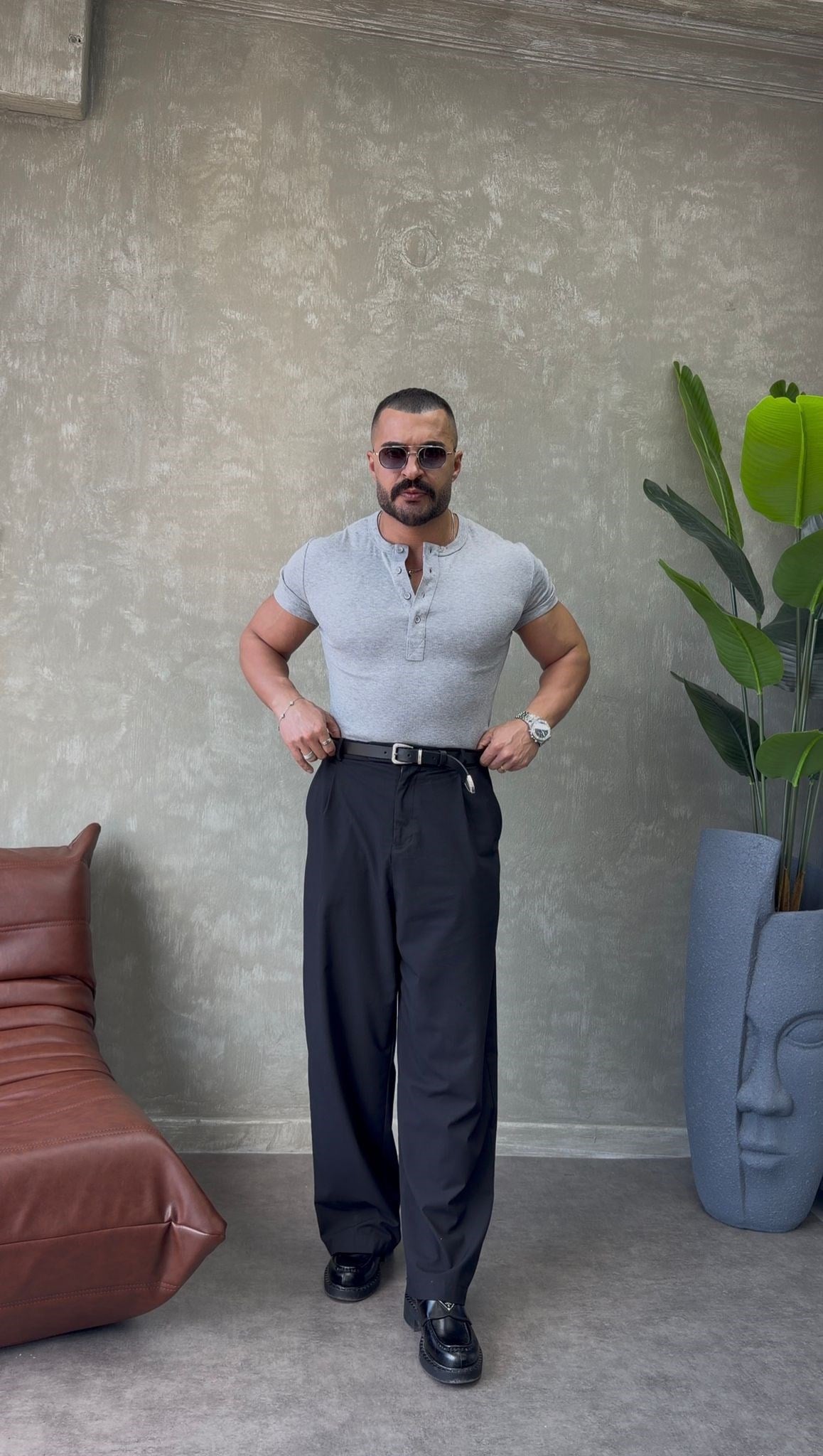 YAN PATLI ÜÇ DÜĞMELİ T-SHİRT GRİ