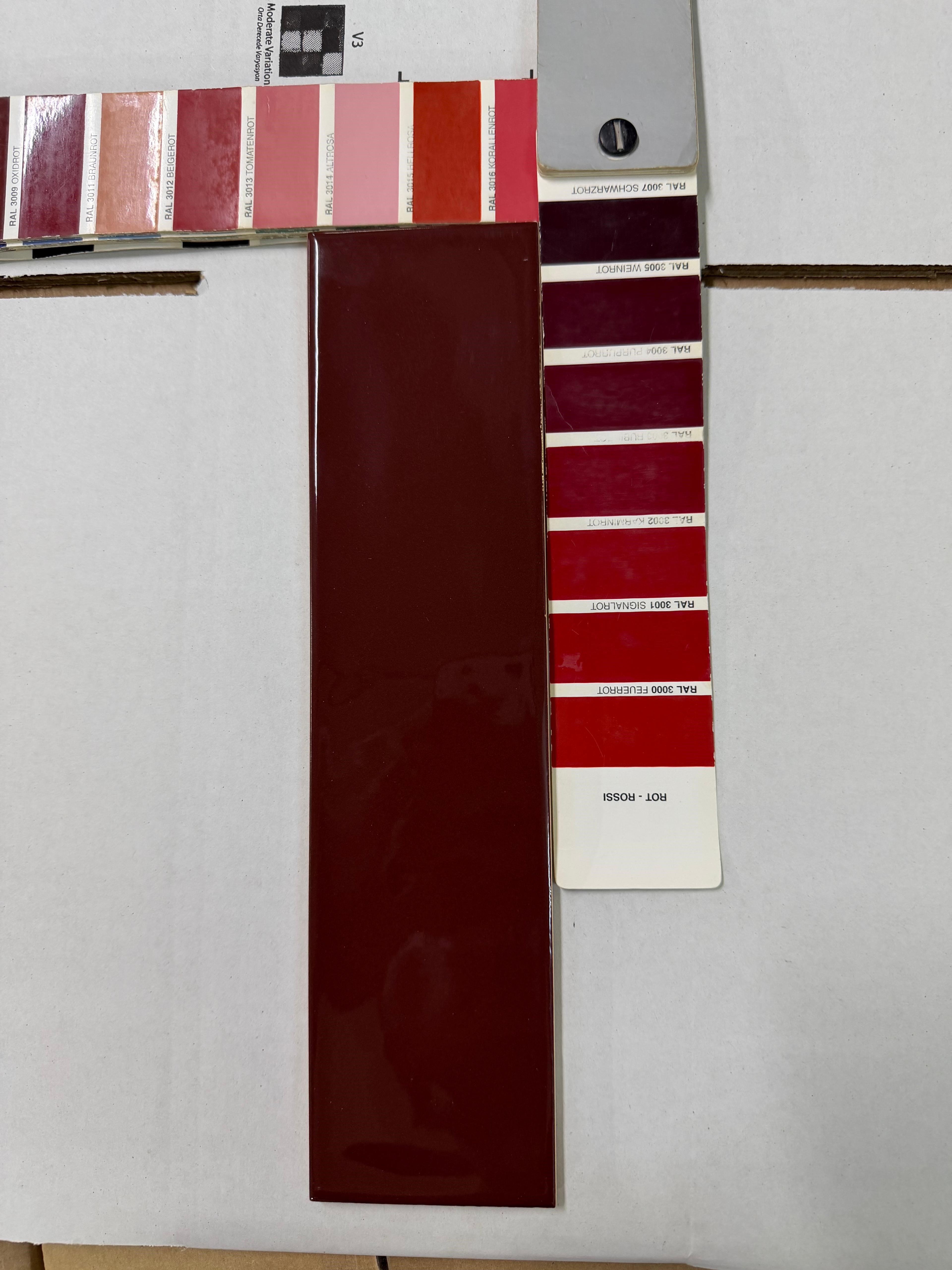 Arch Seramik 7,5x30 Ral 3005 Bordo Bumpy El Yapımı Seramik Parlak