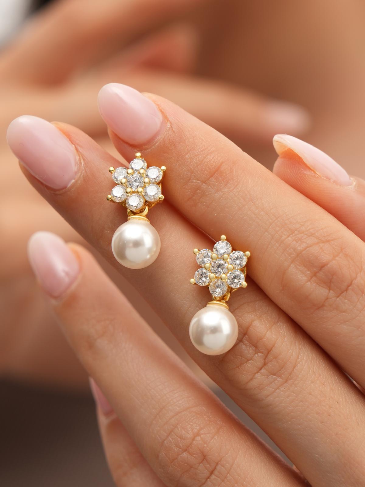 925 AYAR SARI ALTIN KAPLAMA ÇİÇEK MODEL GÜMÜŞ İNCİ KÜPE 