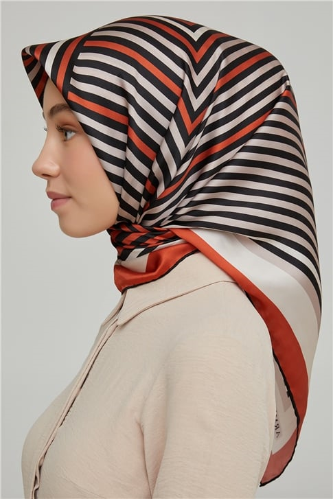 Armine Sura İpek Eşarp 21Ka8633 08