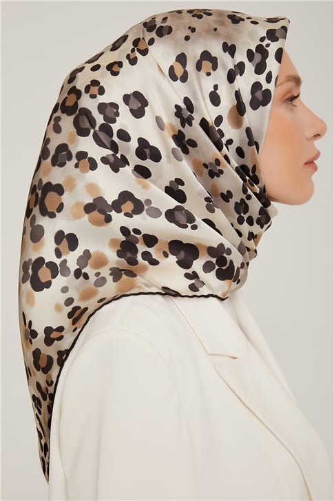 Armine Sura İpek Eşarp 22Ka8853 06