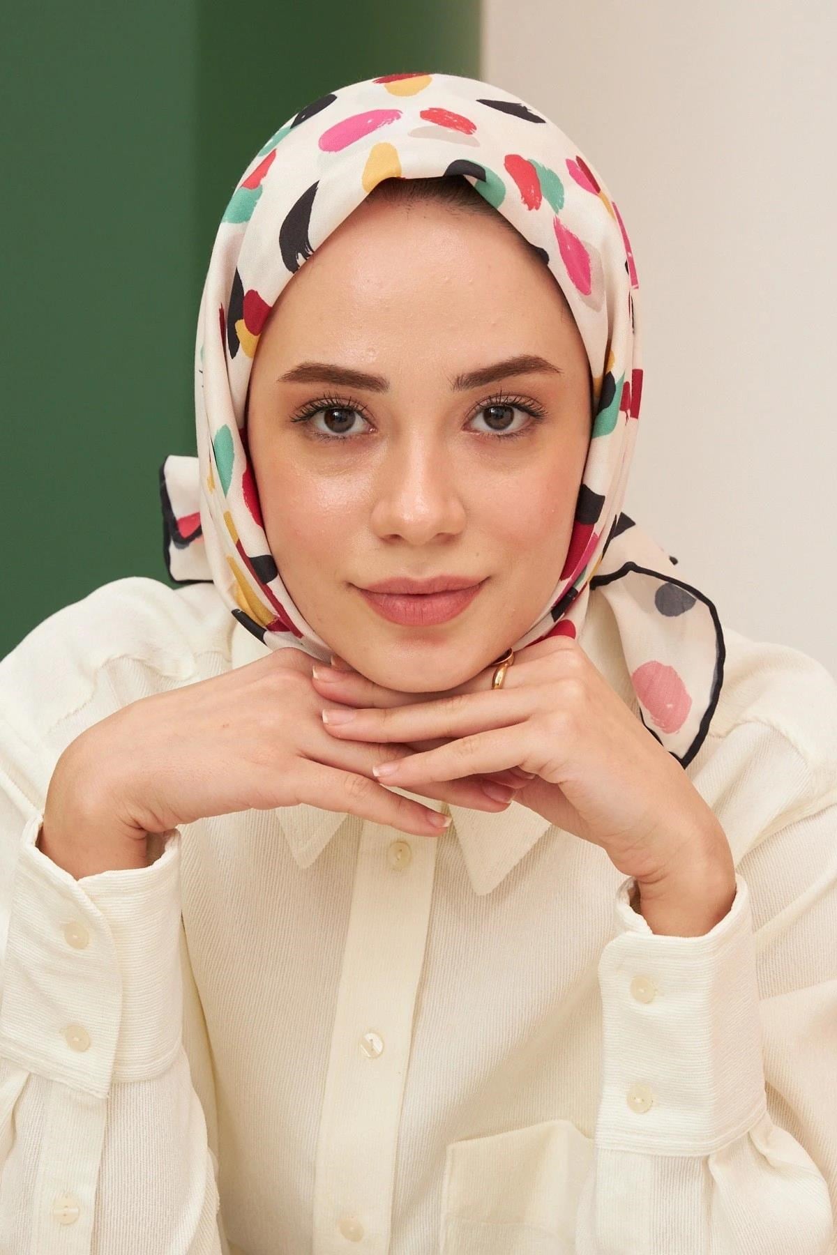 Çakıltaşı Beyaz Kırmızı Pamuk Viskon Eşarp Modeli