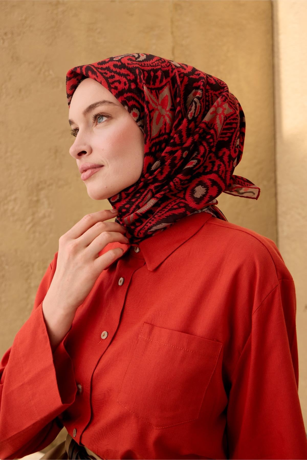 İnce Pamuk Soft Eşarp Açık Kırmızı-Soluk Siyah-Vizon Desenli Nefes Alan Tok Duruşlu 90x90
