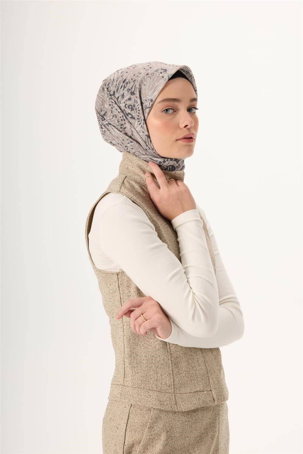 İnce Pamuk Soft Eşarp Açık Vizon-Antrasit Desenli Tok Duruşlu Kaymaz 90x90