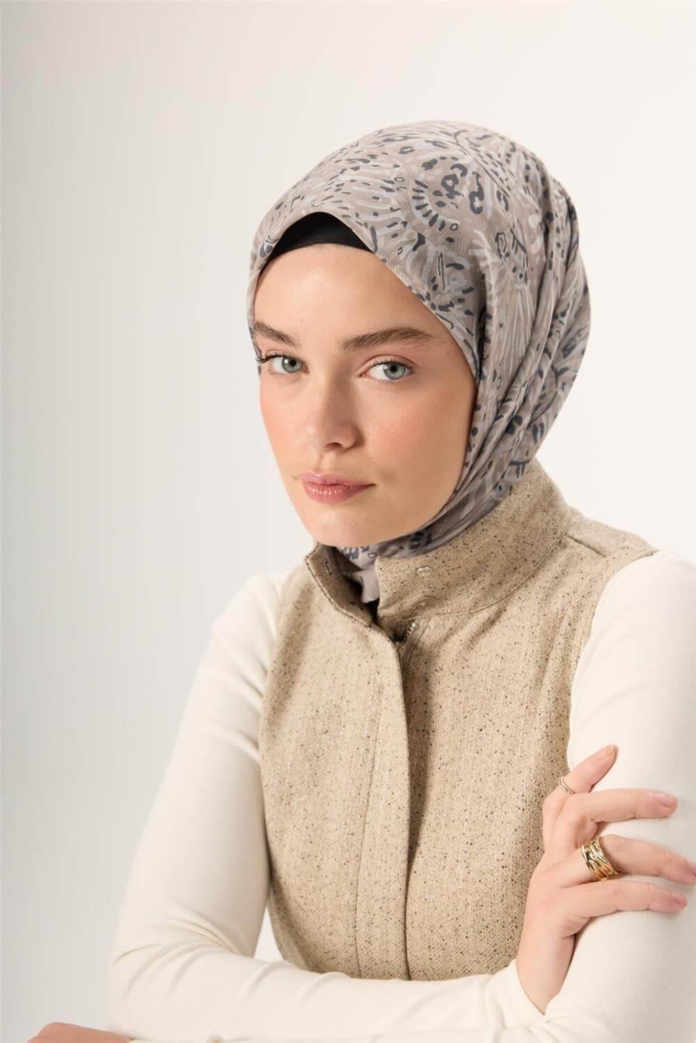 İnce Pamuk Soft Eşarp Açık Vizon-Antrasit Desenli Tok Duruşlu Kaymaz 90x90
