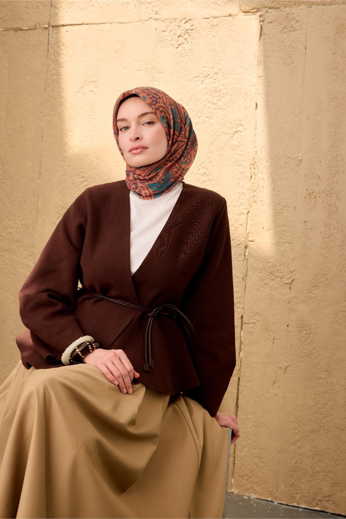 İnce Pamuk Soft Eşarp Antrasit–Soluk Turuncu–Petrol Yeşili Desenli Yumuşak Dokulu 90x90