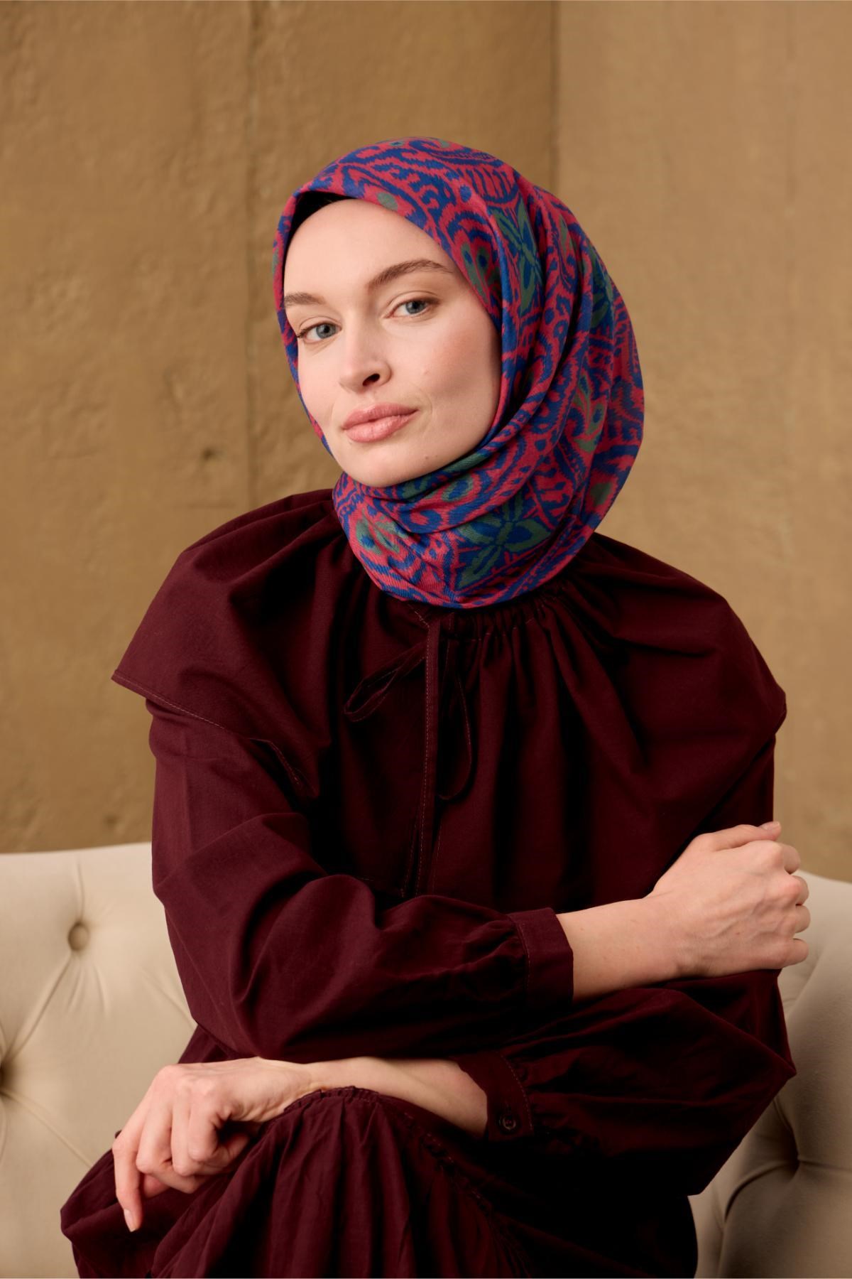 İnce Pamuk Soft Eşarp Çilek Kırmızı-Saks-Yeşil Desenli Nefes Alan Tok Duruşlu 90x90