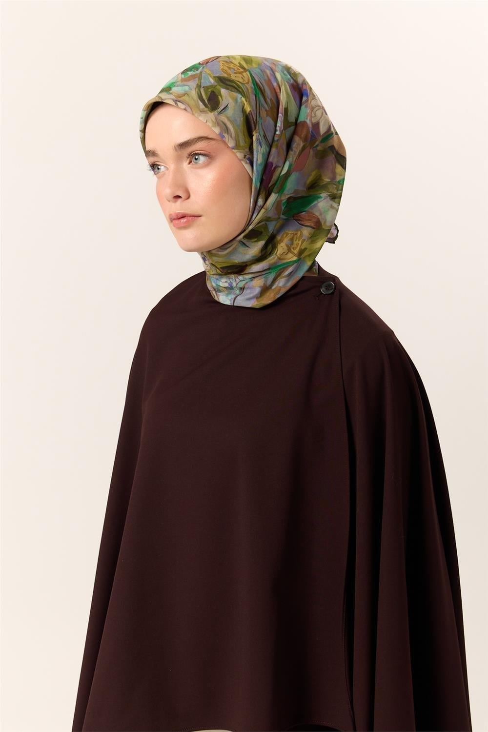 İnce Pamuk Soft Eşarp Fıstık Yeşili-Leylak Desenli Kaymaz Dokulu Tok Duruşlu 90x90