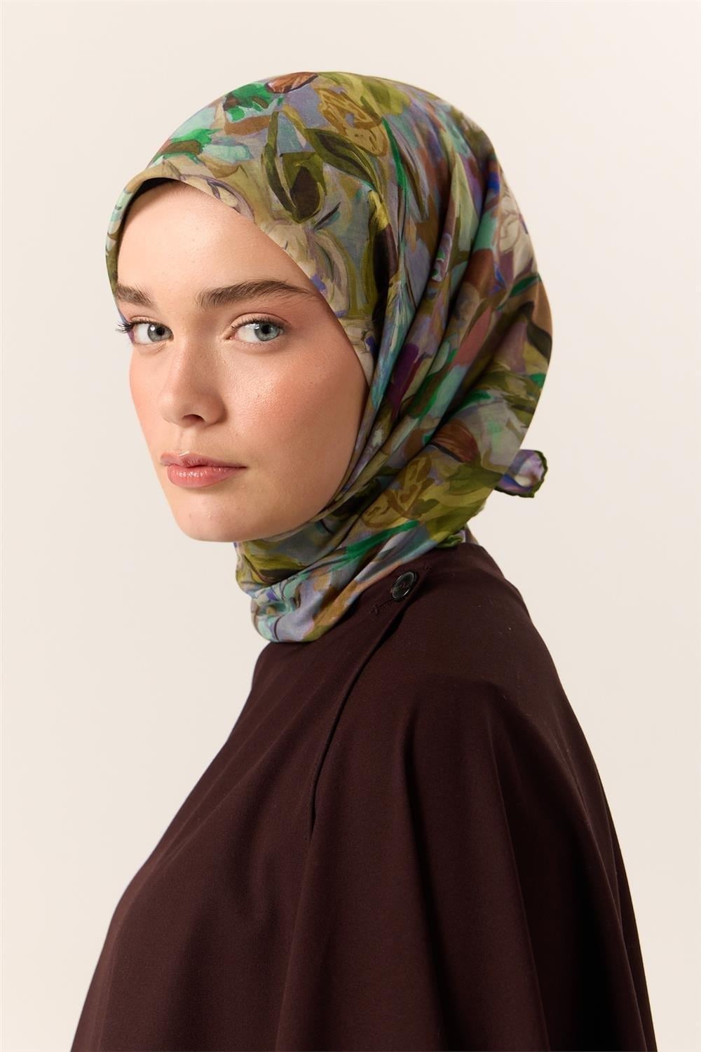 İnce Pamuk Soft Eşarp Fıstık Yeşili-Leylak Desenli Kaymaz Dokulu Tok Duruşlu 90x90