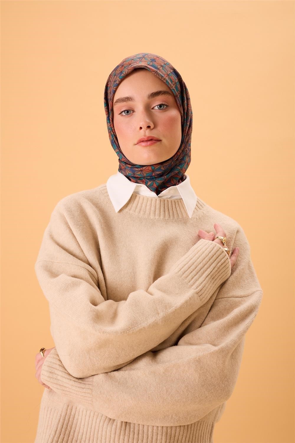 İnce Pamuk Soft Eşarp Koyu Vizon Turuncu Mavi Patina Desenli Kaymaz Dokulu Tok Duruşlu 90x90