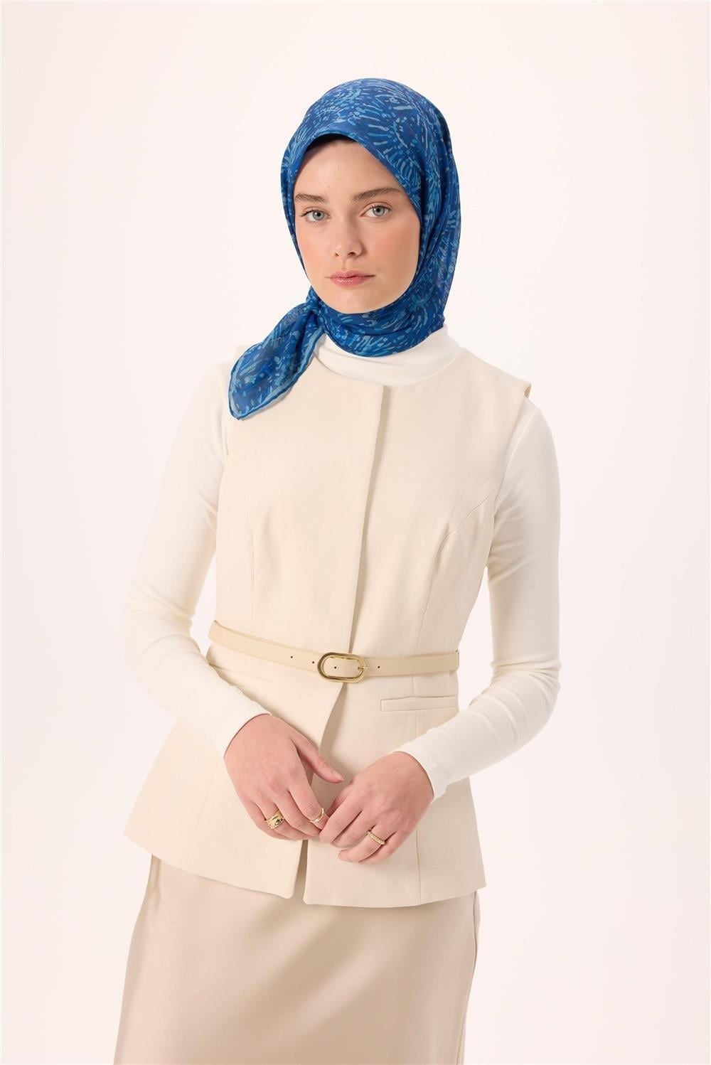 İnce Pamuk Soft Eşarp Lacivert-Bebe Mavi Desenli Kaymaz Dokulu Tok Duruşlu 90x90