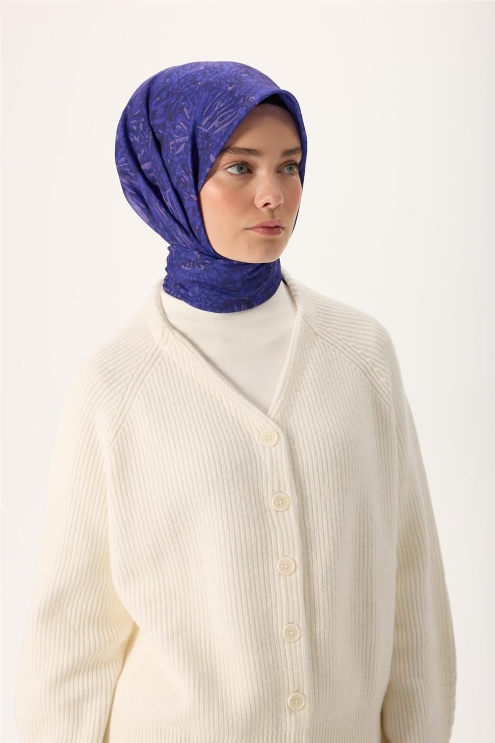 İnce Pamuk Soft Eşarp Mor-Lila Desenli Kaymaz Dokulu Tok Duruşlu 90x90