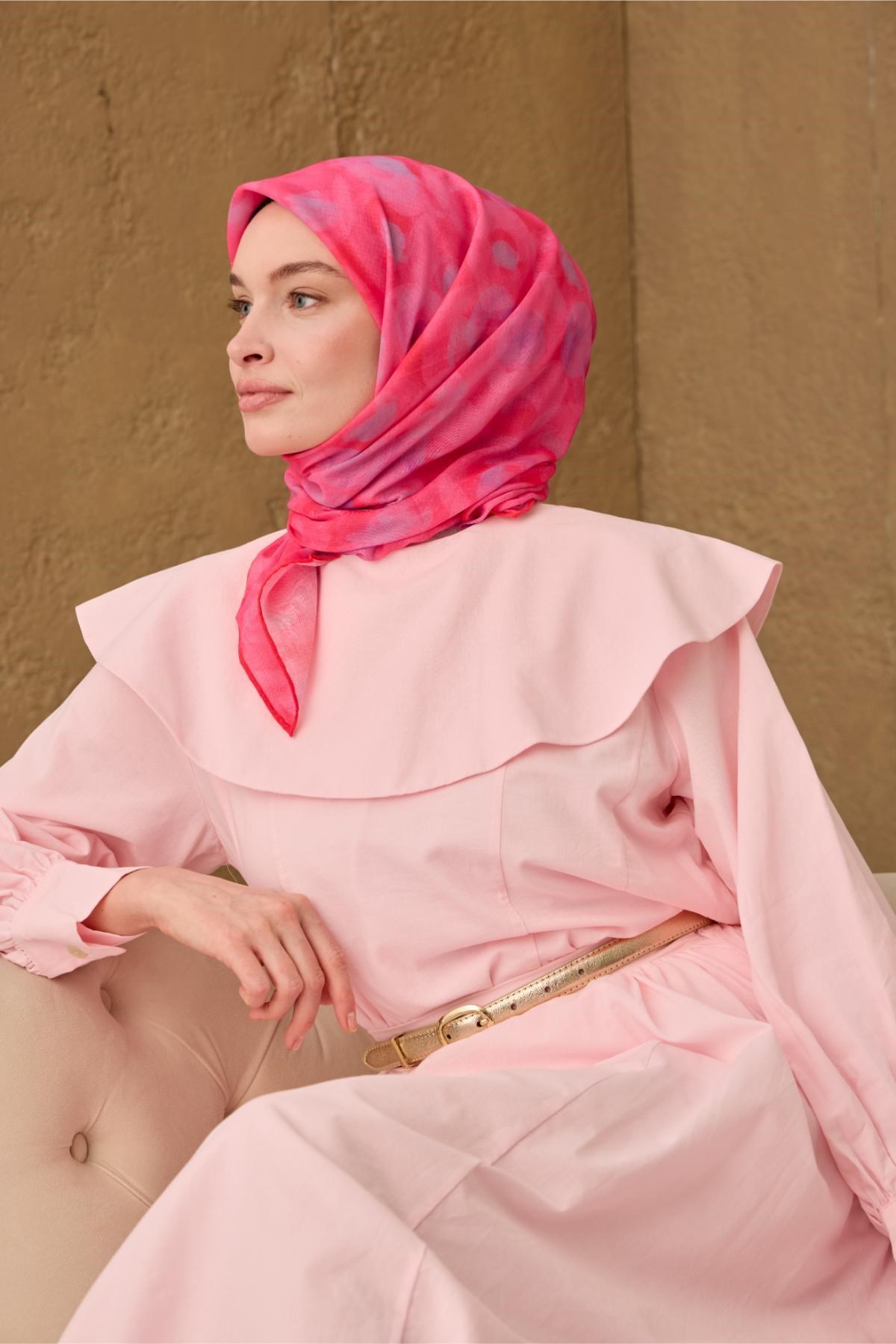 İnce Pamuk Soft Eşarp Nar Çiçeği-Pembe Eflatun Desenli Nefes Alan Tok Duruşlu 90x90