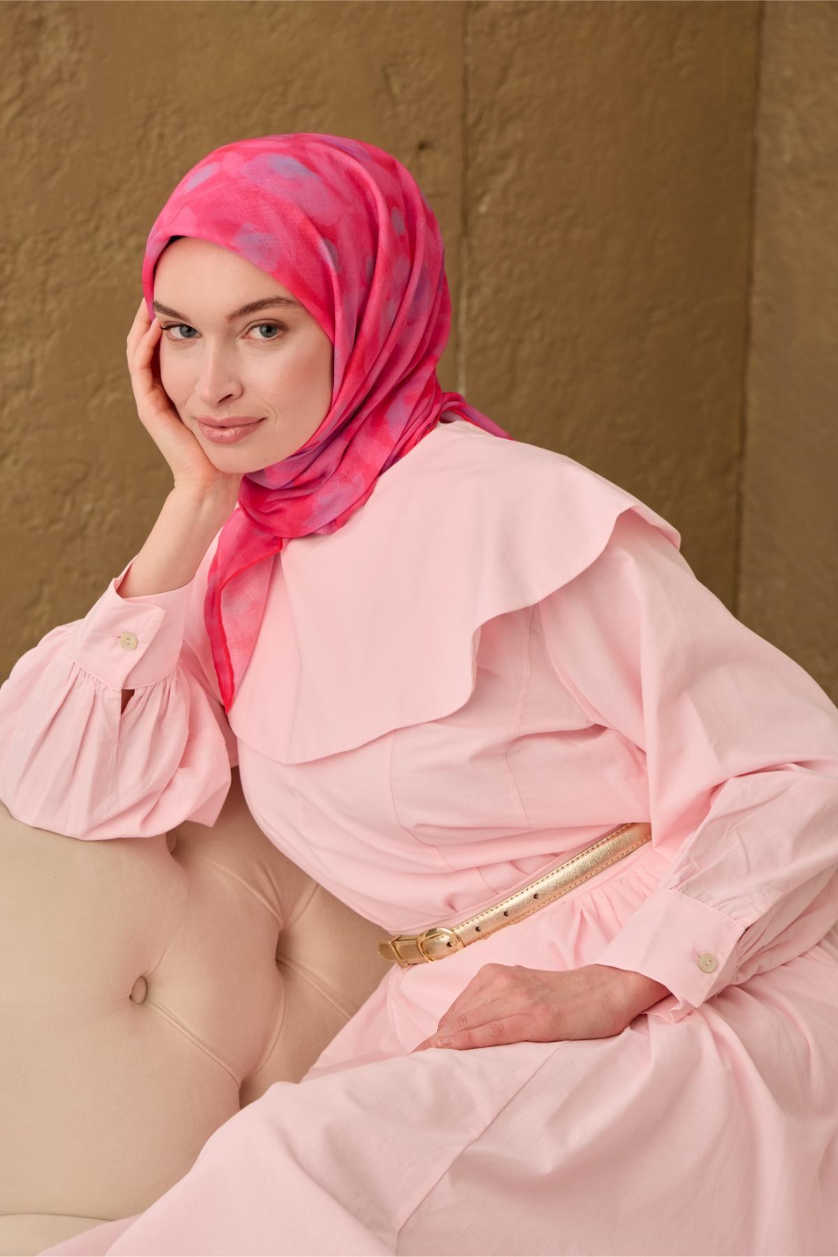 İnce Pamuk Soft Eşarp Nar Çiçeği-Pembe Eflatun Desenli Nefes Alan Tok Duruşlu 90x90